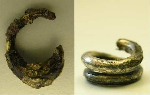Kristall- (oder Glas ?-) Knöpfe in silbernen Hülsen, deren äußerer Rand mit Blech von Blassgold überzogen war; drei Hülsen erhalten, ein Knopf darin fragmentiert, dazu ein Knopf ohne Hülse