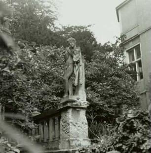 Pan : Pan. Zinkguß; H. ca. 1,30 m (wohl um 1855). Dresden-Loschwitz, Garten der Villa Thorwald, Schillerstraße 12