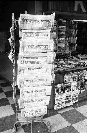Basel: Zeitungskiosk mit schweizerischen und deutschen Zeitungen