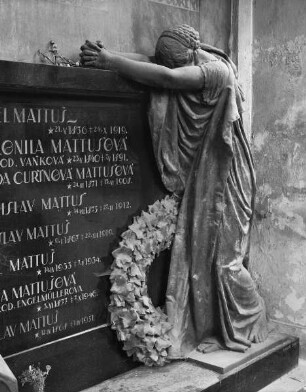 Grabmal für Karel Mattuš und seine Familie — Die Trauernde
