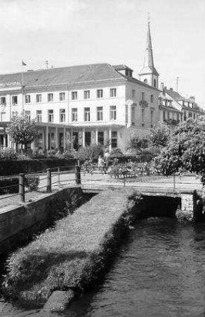 Niederbronn-les Bains: Spielcasino, mit Bach im Vordergrund