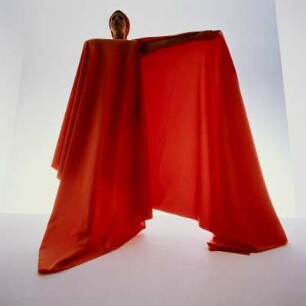 Model mit rotem Gewandkleid im Studio