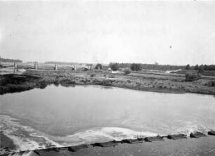 Leipzig: Elsterbecken zwischen Elsterwehr und Zeppelinbrücke. Geringer Wasserstand, Inselbildung