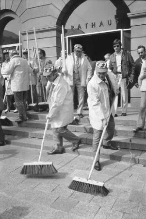 Eröffnung der Aktion "Sauberes Karlsruhe" mit Symbolfigur "Karli"