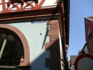 Rathaus (erbaut 1561) über Giebelseite - Erdgeschoß im Südosten mit Textinschrift im Werkstein sowie aufgehendem Obergeschoß in Fachwerk