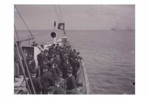 Touristen auf dem Vorderdeck eines Hochseepassagierdampfers der Hapag