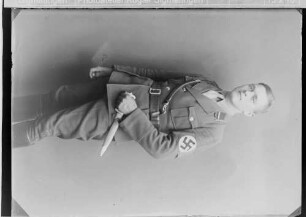 Mann in SA-Uniform mit Dolch (Sturmmann)