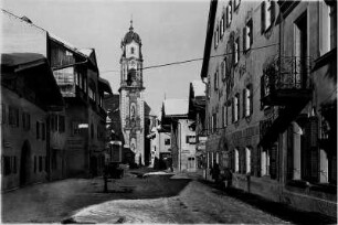 Mittenwald (Oberbayern) im Winter. Der Obermarkt. Im Hintergrund die katholische Pfarrkirche St. Peter und Paul