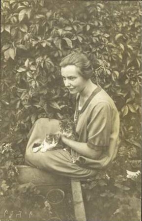 [Frau mit Katze auf dem Schoß]