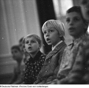 Knabenchor Dresden. Probe unter Chorleiter Manfred Winter in der EOS (Gymnasium) "Romain Rolland", 1973.12. & Probe mit den Solisten des Knabenchores Dresden, am Flügel Chorleiter Manfred Winter