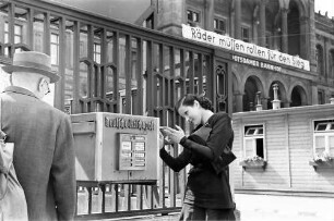 Berlin: Maria Mart (Tänzerin) am Briefkasten