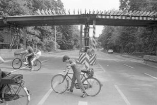 Bau der vierten Fußgängerbrücke über den Adenauerring in Höhe der Hagsfelder Allee