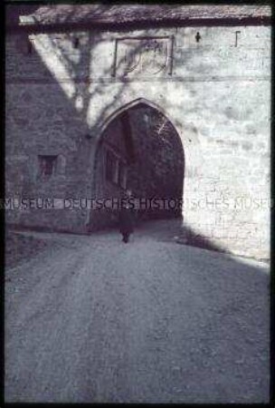 Wehrmachtssoldat in einem Torbogen in Rothenburg ob der Tauber