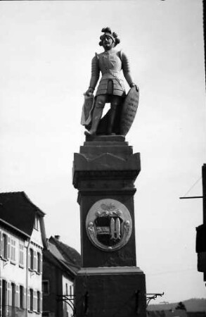 Kenzingen: Brunnenfigur und Wappen