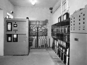Lämmerbuckeltunnel, km 151,181 Schaltraum Mit dem Bau des Tunnels wurde Ende 1937 begonnen. Mitte 1938 durchgebrochen. Arbeiten 1941 eingestellt. 1948/49 restliche Rohbauarbeiten. Fertigstellung 1957.