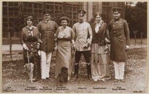 Postkarte mit Gruppenbild von Prinzessin August Wilhelm, Prinz Eitel Friedrich, Prinzessin Eitel Friedrich, Kronprinz, Kronprinzessin, Prinz August Wilhelm