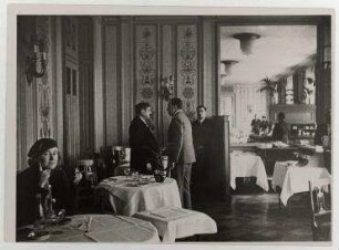 Pierre Laval und der im Exil lebende König Alfonso XIII. von Spanien im Restaurant des Hotels des Bergues in Genf. links: Pierre Laval, rechts: Alfonso XIII.