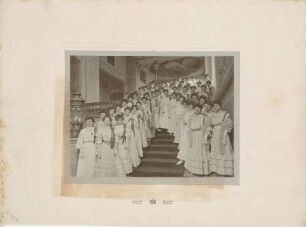 Mannheim (?), Treppenaufgang im Schloß, Gruppenbild Abschlußklasse (?) eines Mädchenpensionats.