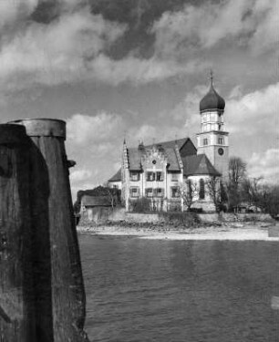 Wasserburg (Bodensee). Sankt Georg (Wiederaufbau 1655, Erweiterung 1728). Ansicht vom Ufer des Bodensees