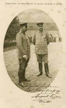 Kaiser Wilhelm II., König von Preußen im Gespräch mit Paul von Hindenburg, beide in Uniform mit Orden, im Garten stehend