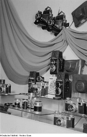 Sowjetische Fotokameras, Objektive sowie weiteres Zubehör auf der Leipziger Herbstmesse 1954