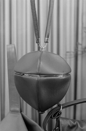 Eine auf der Leipziger Herbstmesse 1955 ausgestellte Damenhandtasche