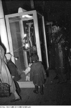 Dresden, Kurt-Fischer Platz (Olbrichtplatz), Nordhalle, Weihnachtsmesse, 1. Dezember 1950