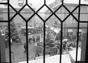 Staufen: Weihnachtsmarkt; Marktplatz vom Rathaus aus gesehen; durch Fenstergitter