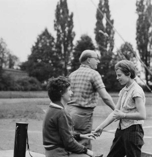Helga Wischer-Rudolph im Gespräch mit einer Jugendlichen beim Sportangeltraining auf einem Fußballplatz