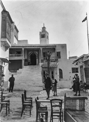 In Sidi Bou Saïd : Sidi Bou Said, Künstlerdorf. Hauptstraße mit Café und Touristen. Blick zum Minarett der Moschee