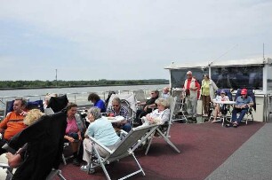 Passagiere eines Kreuzfahrtschiffes : Deutsche Passagiere liegen auf dem Sonnendeck eines Donau-Kreuzfahrtschiffes. Aufgenommen im Juni 2011
