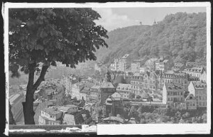 Karlsbad. Hirschensprungzeile mit Schloßberg