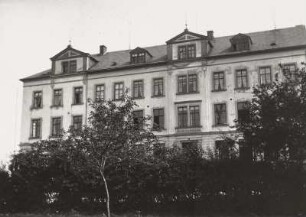 Schule : Eingangsseite der Schule mit Erweiterungsbau