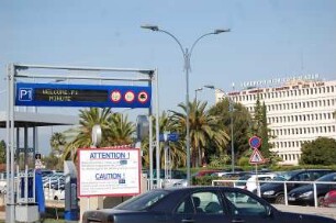 Airport Nizza Parkplatz : Parkplatz am internationalen Flughafen Nice-Cote d´Azur, aufgenommen 2006