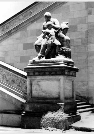 Schneebedeckte Plastik von Moritz Schulz "Bärtiger antikisch gewandter Bildhauer mit einem Jungen um eine Büste der Pallas Athene" an der Freitreppe der Nationalgalerie