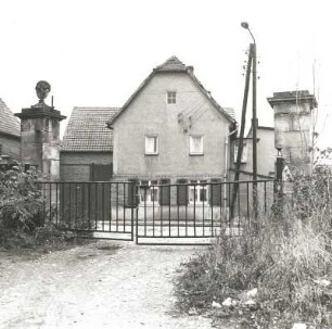 Markranstädt-Räpitz, Dorfstraße 23. Wohnhaus und Stallgebäude (1905). Hofansicht der Toranlage