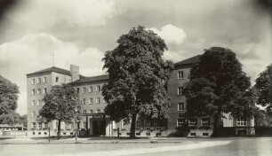 Dresden-Strehlen, Ernst-Thälmann-Platz (August-Bebel-Straße) 1. Haus der Jugend (Hotel Astoria, 1931; P. Wolf). Eingangsseite