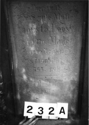 Grabstein 232 (Index: 99629733) Material: Sandstein Zustand: stark verwittert mit Textverlust Maße HxBxT: 177x76x35 cm Beschreibung: Stele, getreppter Sockel, Giebel, rechteckiges Schriftfeld eingetieft: Grabstein 232A