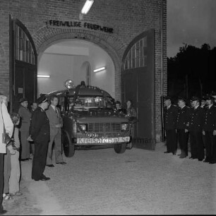Trenthorst: Freiwillige Feuerwehr Westerau-Trenthorst: Feuerwehrgeräteraum in einem Gebäude des Instituts für Tierzucht und Tierverhalten [ehemaliges Gut Trenthorst]: Einweihung und Übergabe des neuen Löschfahrzeugs an Ortswehrführer Günter Dörge durch Bürgermeister Heinrich Blunck: rechts Wehr