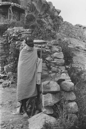 Mönch des Koptenkloster Debre Bizen : Portrait eines Mönchs an einer Mauer
