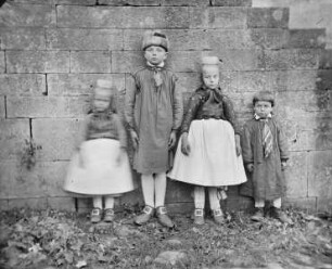Schwälmer Kinder in Tracht