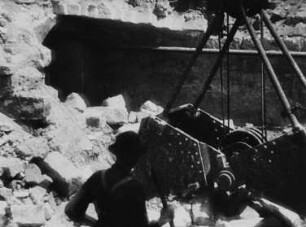 Szene aus dem DEFA-Dokumentarfilm "Dresden": Beim Bau der "Brücke der Einheit" (Albertbrücke)