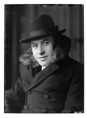 Porträt des Fotografen Hermann Richter (Ehemann der Fotografin) im Wintermantel und mit Hut
