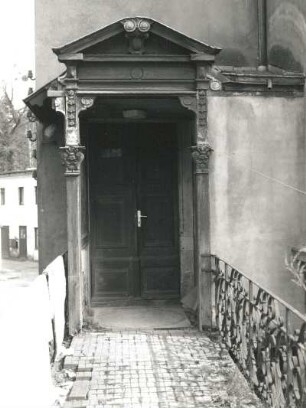 Dresden-Trachenberge, Radeburger Straße 4. Villa (um 1885). Portal (über eine Brücke mit Geländer)