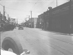 Ciudad Juàrez. Straßenansicht : Blick auf eine Straße in der Stadt Ciudad Juárez. Am linken Bildrand parken Automobile.