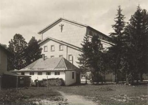 Oberammergau (Bayern). Giebelseite des 1934 gestalteten Passionsspielhauses