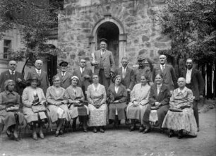 Steinbacher Persönlichkeiten beim Ausflug : 2. v. li. Reinhard Heyne, 3. Hermann K., 5. Kantor W. Leuschel, v. re. Liesel Heyne (Heyn-Bäck-Liesel), daneben Fanny Krauße