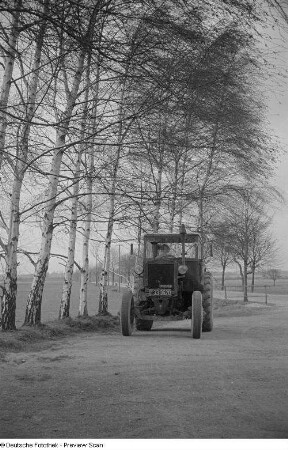 Traktor auf einer Landstraße