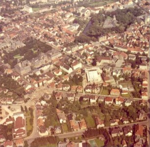Luftbild von Süden. Detmold. Links Heilig-Kreuz-Kirche, Gerichtsgebäude am Kaiser-Wilhelm-Platz, Schloss;. am unteren Bildrand die Brauerei Strate mit kleinem Schwimmbecken.