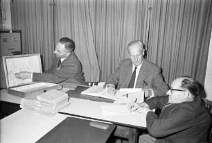 Auslosung der Wehrpflichtigen des Jahrgangs 1940 beim Kreiswehrersatzamt Karlsruhe.